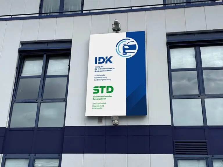 Fassadenschild für die IDK