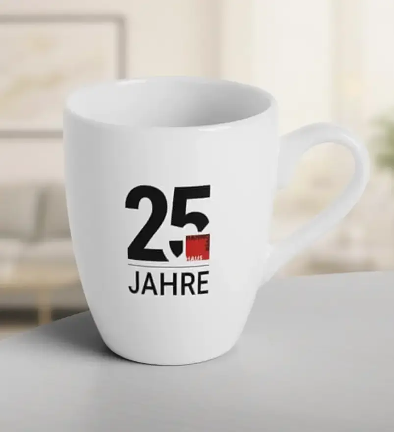 Tasse mit Jubiläums-Logo