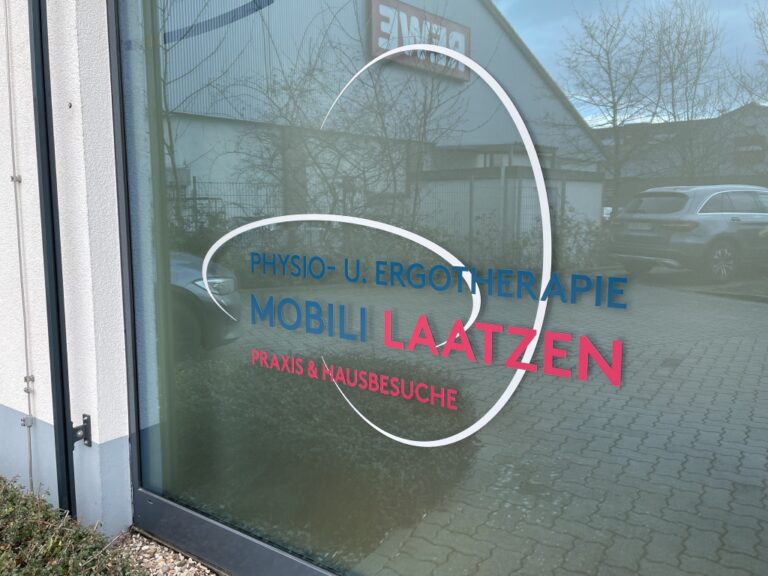 Physio Mobili Schaufensterbeschriftung mit bunten Design-Elementen