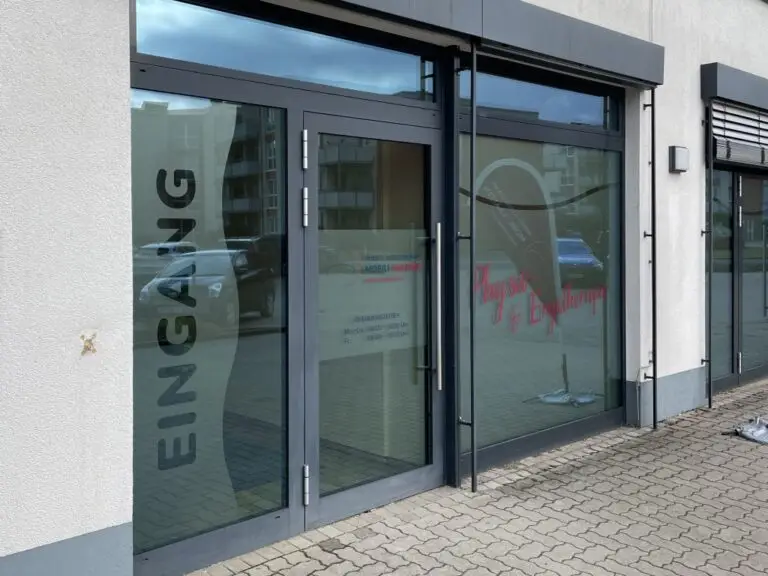 Physio Mobili Schaufensterbeschriftung mit bunten Design-Elementen