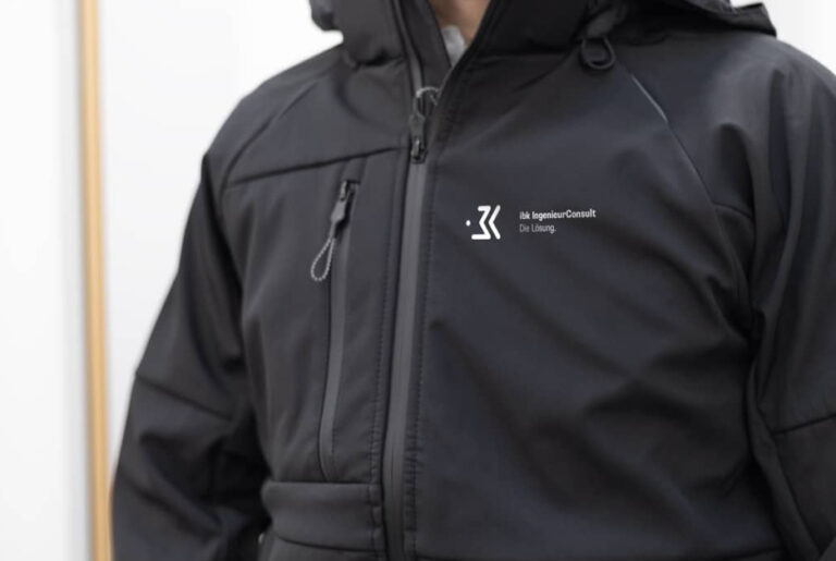 Softshelljacke mit Logodruck