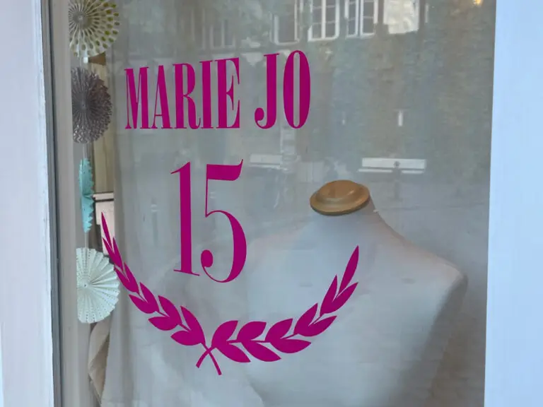 Bunter Fensterbeschriftung „Marie Jo"