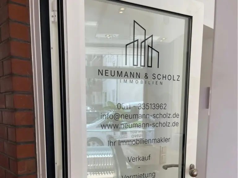 Fensterfolierung Logo und Milchglas Außen