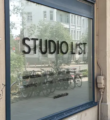 Eine schwarze Fensterfolierung mit Schriftzug und Wortmarke