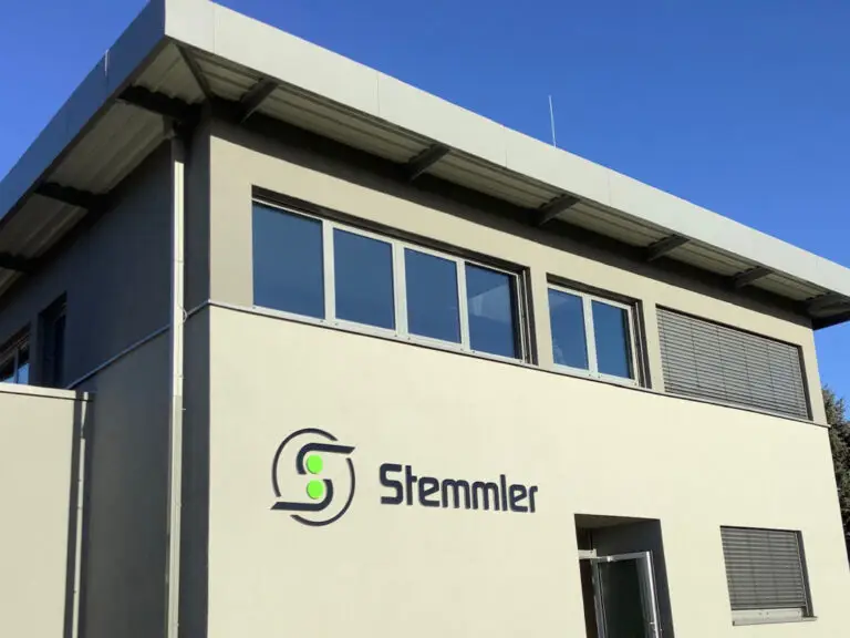 Stemmler Logoschild Außenfassade