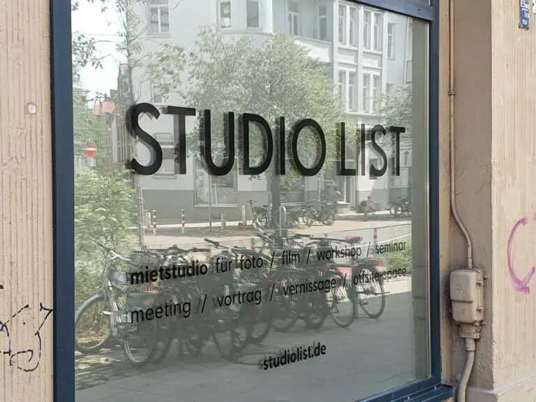 Schwarze Fensterfolierung „Studio List"