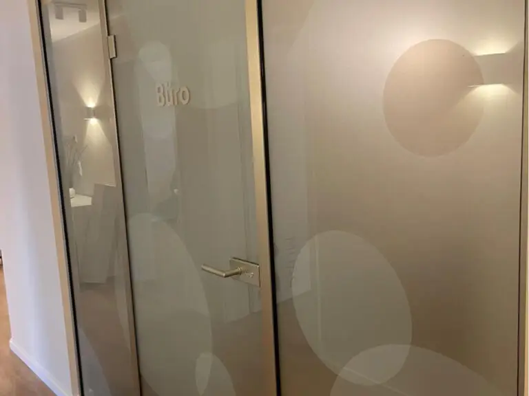 Kreis-Design Fensterfolierung im Innenraum